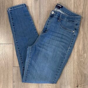 Wallflower Women's Skinny Jeans in Medium Blue Wash Irresistible Fit